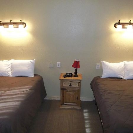 Knights Inn Pearsall Exterior photo