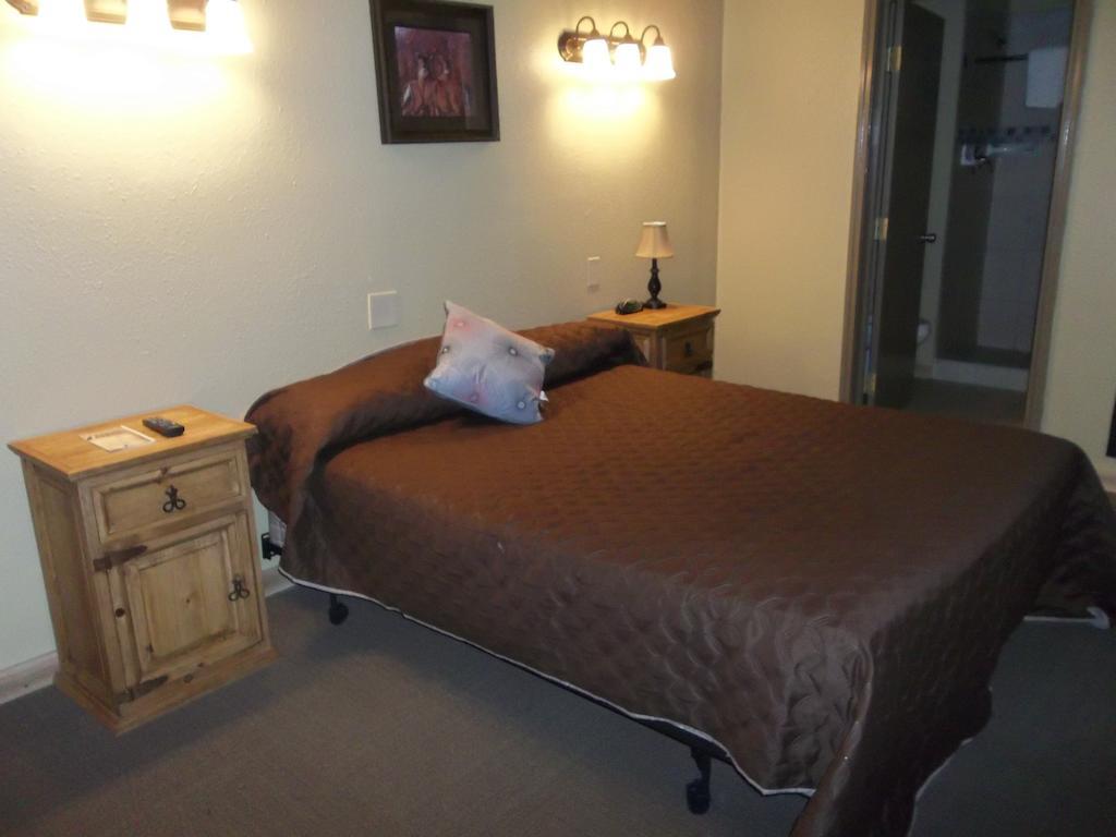 Knights Inn Pearsall Room photo