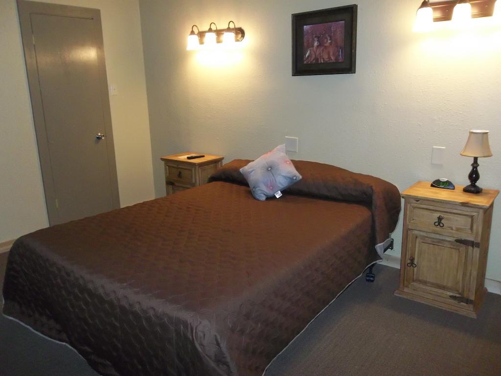 Knights Inn Pearsall Room photo